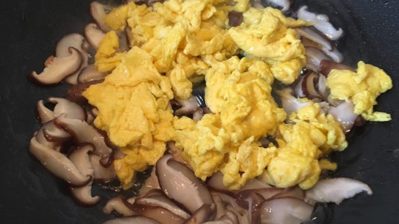 香菇炒鸡蛋,加入鸡蛋。
