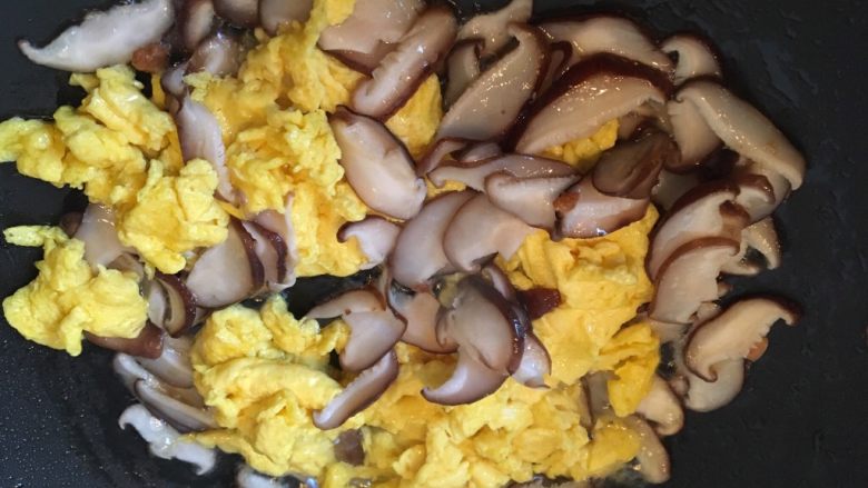 香菇炒鸡蛋,翻炒均匀。