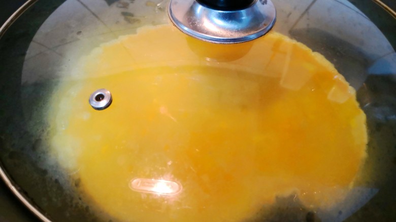 轻脂系列之莴苣木耳炒鸡蛋,倒入蛋液，转小火，加盖，至鸡蛋凝固立即开盖起锅。