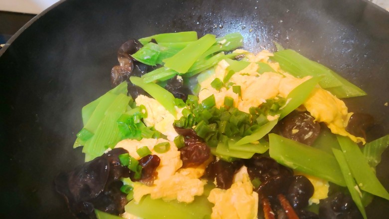 轻脂系列之莴苣木耳炒鸡蛋,再加葱花，翻炒均匀即可起锅。