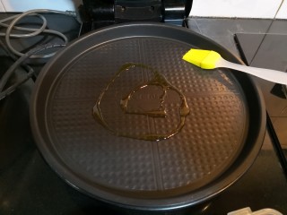 电饼铛版快手三明治,电饼铛预热。上下底盘均薄薄刷一层橄榄油。