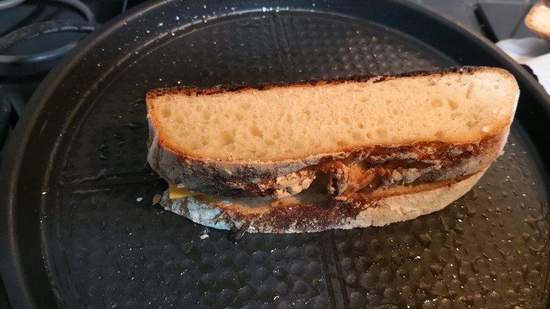 电饼铛版快手三明治,再盖上一片面包。
