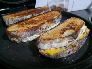 电饼铛版快手三明治,开盖。两面金黄，奶酪融化。可以香香地吃啦！