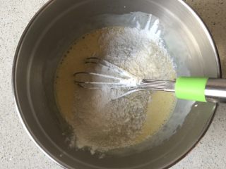 淡奶油戚风蛋糕,筛入低筋面粉