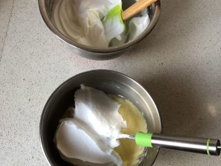 淡奶油戚风蛋糕,取三分之一蛋白霜到蛋黄糊盆，用搅拌器翻拌均匀