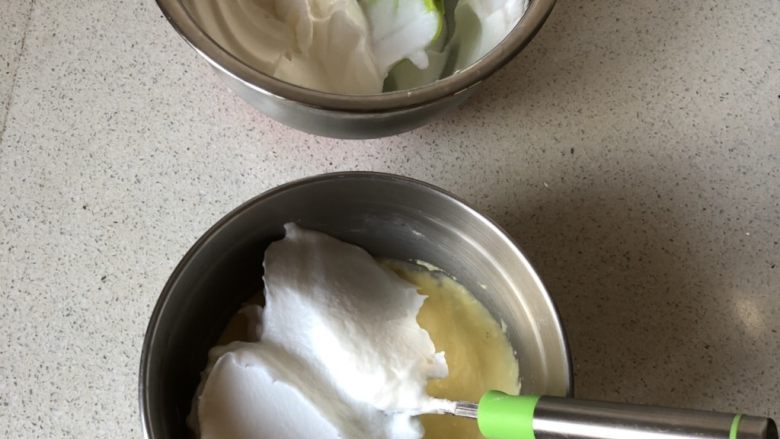 淡奶油戚风蛋糕,取三分之一蛋白霜到蛋黄糊盆，用搅拌器翻拌均匀