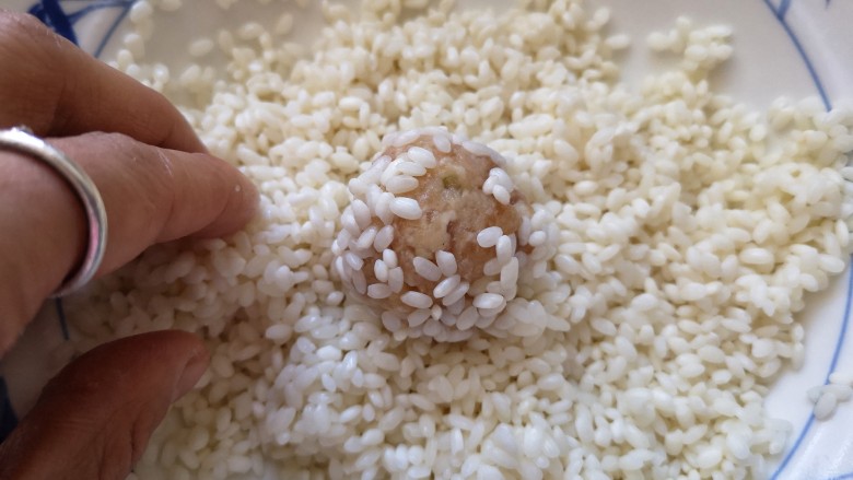 团团圆圆——珍珠圆子,再放入提前泡好的糯米中滚上一圈。