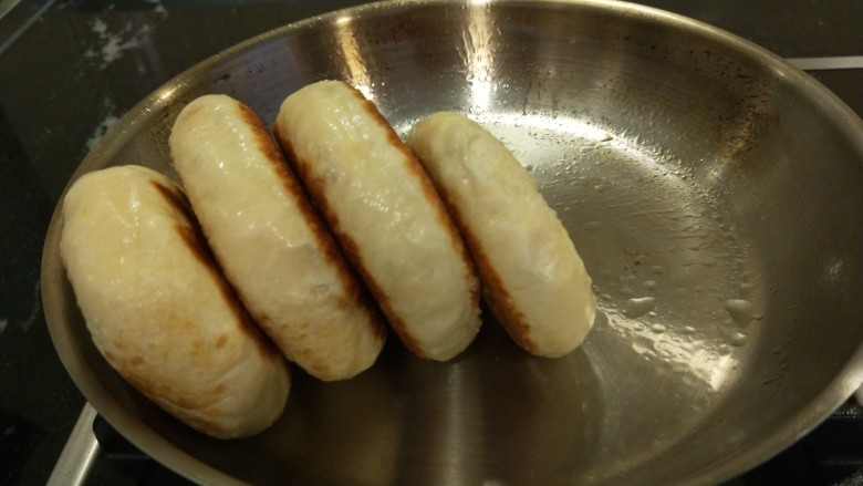 新文美食  黑芝麻豆沙饼,煎制两面金黄在煎竖起来煎制。
