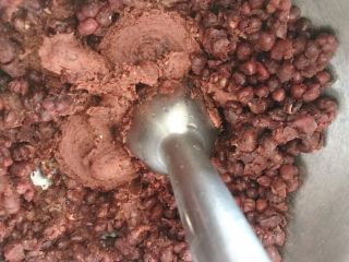 快手自炒玫瑰豆沙,趁热用手持搅拌器打至成蓉。（我用过普通的搅拌机，需要加水，不然搅拌机打不动，这样的结果就是后面的炒制过程需要加长，还会被烫到。）
