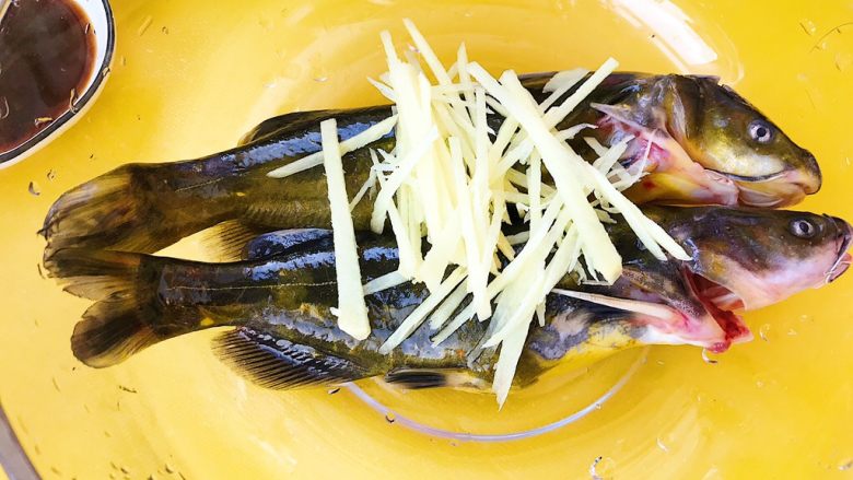 黄骨鱼汤,
处理好的鱼放到碗里加入适量切好的姜丝（姜丝不仅可以祛腥还可以御寒）