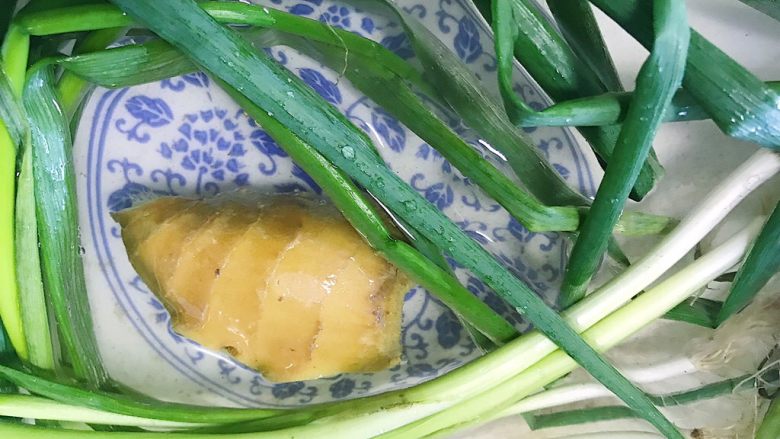 黄骨鱼汤,
把生姜和小葱清洗干净