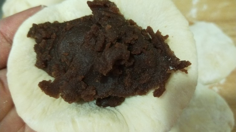 新文美食  黑芝麻豆沙饼,擀面皮放入豆沙馅。
