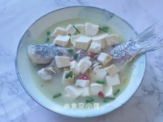 鲫鱼豆腐汤,出锅装盘，撒小葱和枸杞装饰