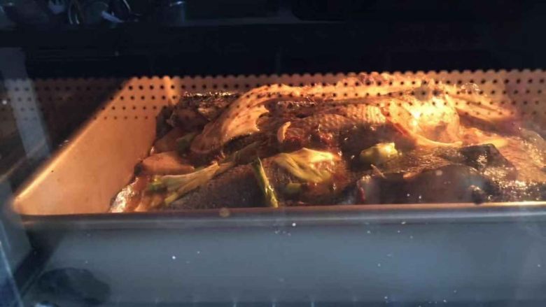 烤鱼—黑鱼,鱼上刷油烤鱼180度先烤30分钟