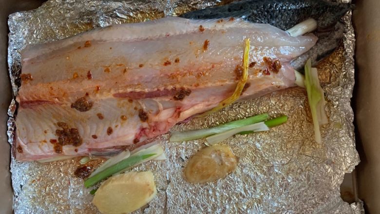 烤鱼—黑鱼,多涂抹点烤鱼酱料