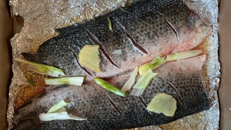 烤鱼—黑鱼,鱼下面上面放上姜葱腌制2小时