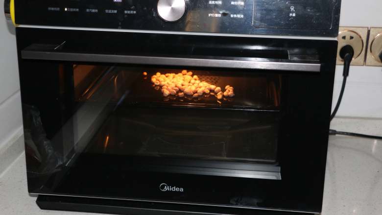 美味花生酥,将烤盘放在烤箱中，200度8分钟左右。