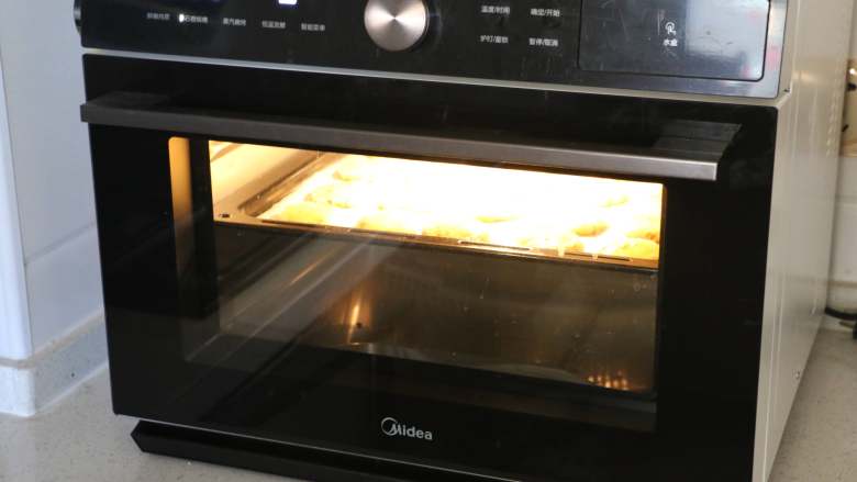 美味花生酥,烤箱提前预热，180度，13分钟:，上色满意即可。
