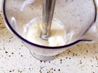 牛油果香蕉奶昔,用点动模式将水果酸奶搅打均匀