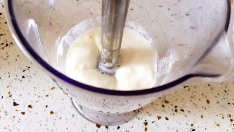 牛油果香蕉奶昔,用点动模式将水果酸奶搅打均匀