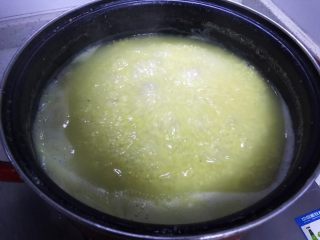 鸡汁海参小米粥,30分钟后小米已经开花了