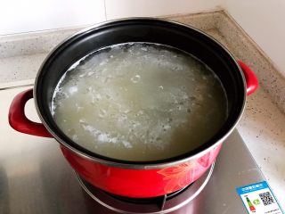 鸡汁海参小米粥,锅内煮适量清水，待水开后放入泡好的小米