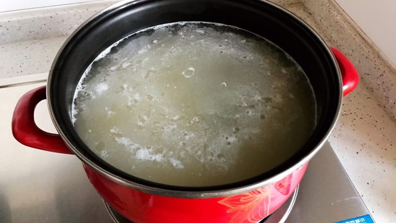 鸡汁海参小米粥,锅内煮适量清水，待水开后放入泡好的小米