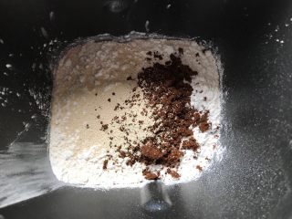 红糖开花元宝馒头,将低粉，红糖，酵母放入面包桶内