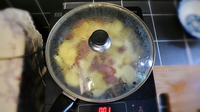香肠土豆片盖浇饭,加入少许的清水，盖上锅盖，焖烧一会儿。