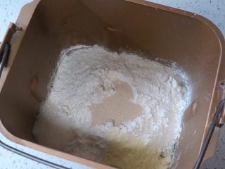 让人吃后难忘的葱多多面包【台式香葱包】,将面团配方中除黄油以外的所有材料放入面包机桶内，选择和面程序20分钟