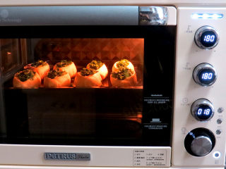 让人吃后难忘的葱多多面包【台式香葱包】,放入预热好的烤箱，180度18分钟。上色完成后可覆盖锡纸
