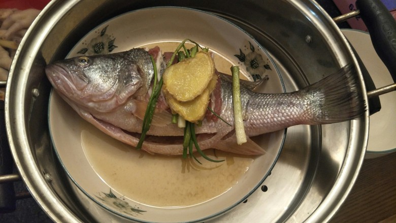 【鲜】清蒸鲈鱼——有鱼有肉的美味,塞三片咸肉在他的肚子上 鲜
