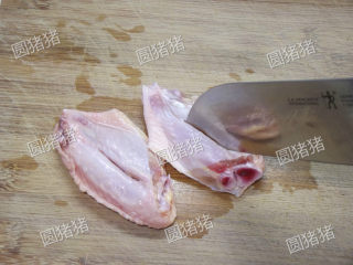 红烧鸡翅,香菇提前用冷水泡发，在鸡翅内部划上一刀以便入味。