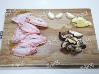 红烧鸡翅,香菇切厚片、生姜切片、大蒜去皮、香葱打结。
