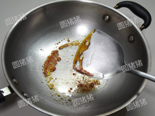 红烧鸡翅,炒锅放入冰糖及1大匙清水，用小火慢慢炒糖色，直至色泽变为琥珀色。