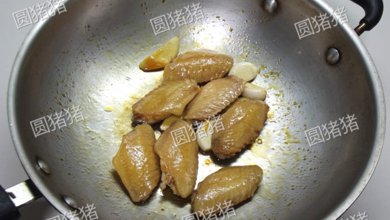 红烧鸡翅,加入鸡翅快速翻炒，至均匀的裹上糖色。