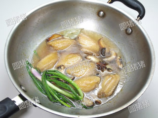 红烧鸡翅,加入泡香菇的水、清水、生抽、盐、料酒，水量仅没过鸡翅。
