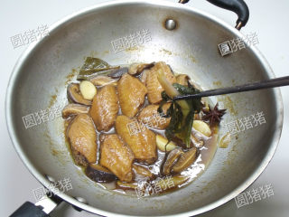红烧鸡翅,大火烧开后，加盖小火焖约15分钟，夹出里面的葱姜蒜等香料。