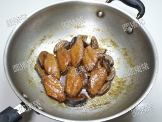 红烧鸡翅,开盖小火煮至汤汁快收干即可。