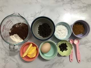 巧克力软曲奇,把材料都称取好，多准备一些耐高温巧克力豆，用于装饰。