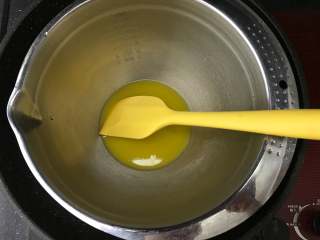 巧克力软曲奇,黄油放入打蛋盆中，隔水加热至融化。