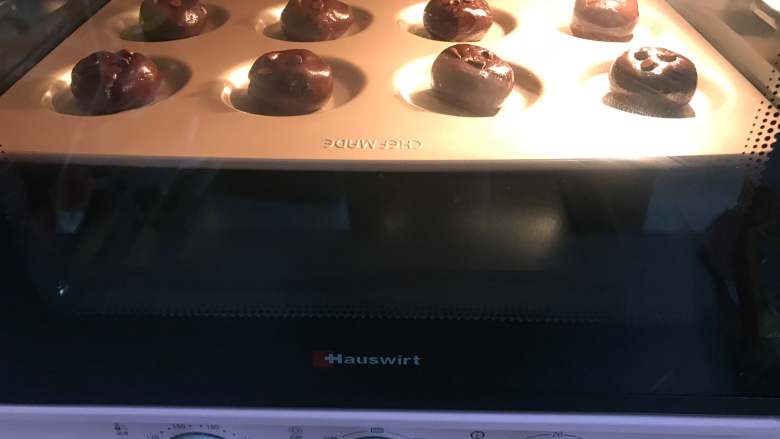 巧克力软曲奇,把烤盘放入预热好180度的烤箱中，烤10分钟即可。