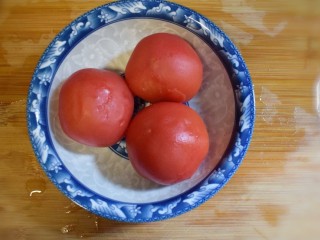 西兰花番茄炒鸡蛋盖浇饭,番茄在开水里来回滚动烫两分钟左右，去皮。