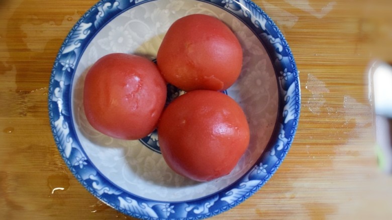 西兰花番茄炒鸡蛋盖浇饭,<a style='color:red;display:inline-block;' href='/shicai/ 59'>番茄</a>在开水里来回滚动烫两分钟左右，去皮。