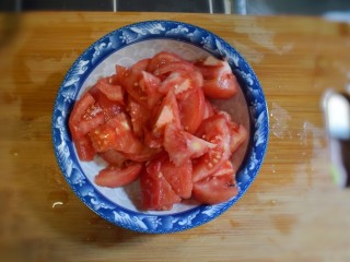 西兰花番茄炒鸡蛋盖浇饭,切成小块。