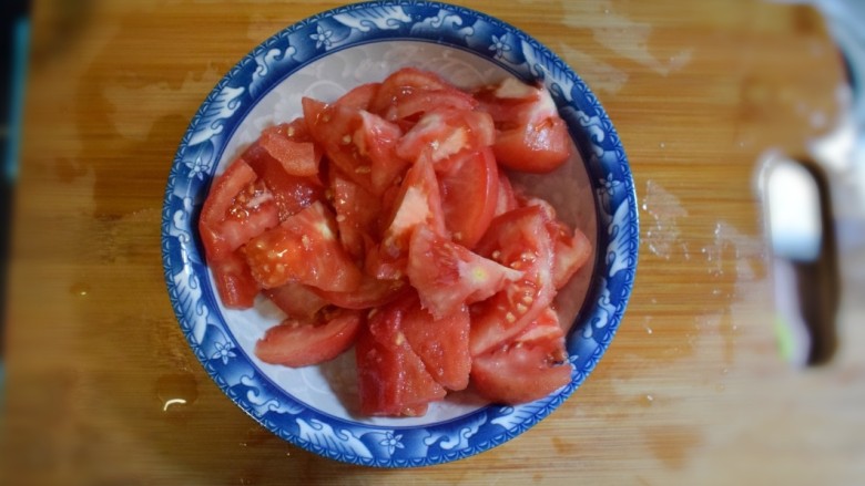 西兰花番茄炒鸡蛋盖浇饭,切成小块。