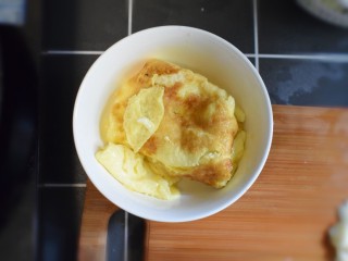 西兰花番茄炒鸡蛋盖浇饭,煎至金黄色时，取出。