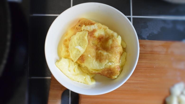西兰花番茄炒鸡蛋盖浇饭,煎至金黄色时，取出。