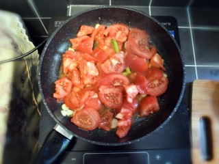 西兰花番茄炒鸡蛋盖浇饭,放入切好的番茄，翻炒。
