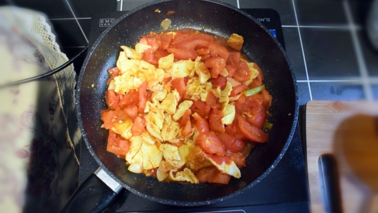 西兰花番茄炒鸡蛋盖浇饭,番茄变软后，倒入鸡蛋，用铲子将鸡蛋饼捣成小块。